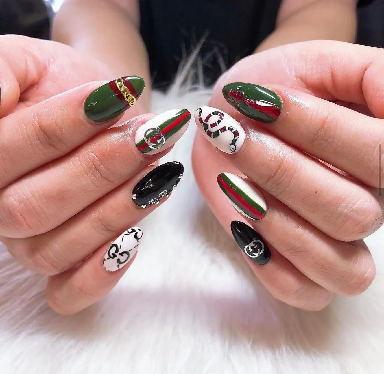 Holiday Details custom nail set by Doris Nails Lounge